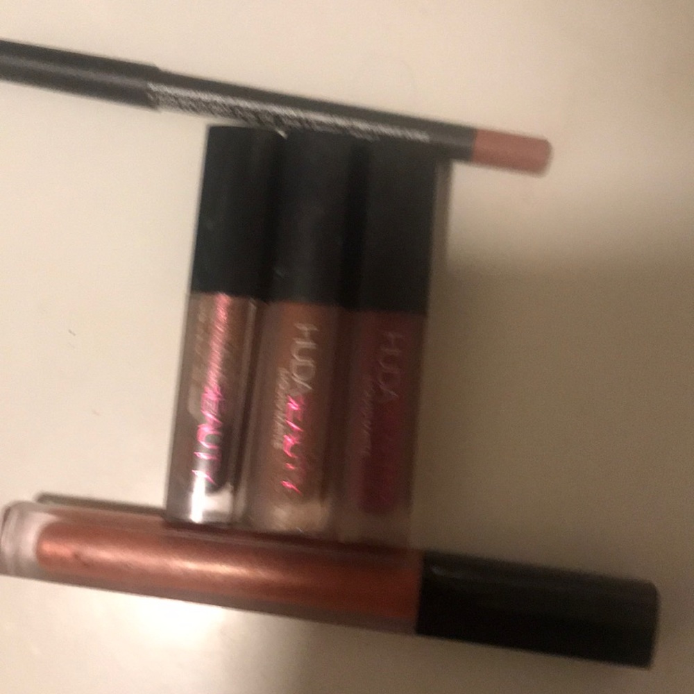 🦄🦄 2/30Deluxe HUDA BEAUTY Bundle! Two full size